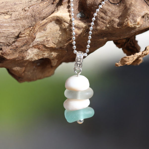 Schmuck aus Puka-Muscheln mit Strandglas - Anhaenger / Halskette aus 925 Sterling Silber