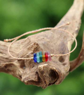 Zartes Armband oder Fußbändchen mit Seeglas / Meerglas in bunt, Farben des Regenbogens