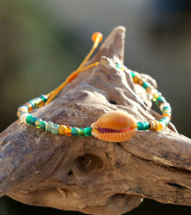 Armband mit Cowrie - Muschel in Orange und kleinen bunten Glasperlen