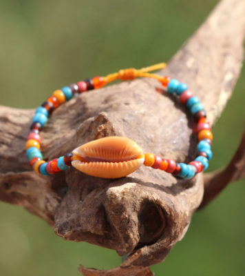Armband mit Kaurimuschel und kleinen bunten Glasperlen