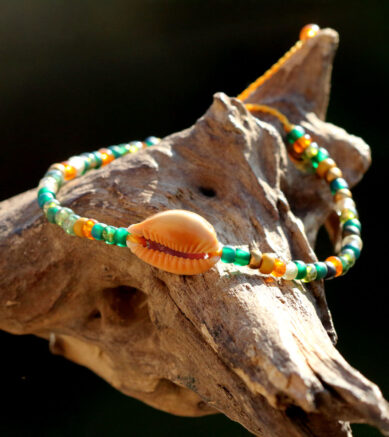 Armband mit Kaurimuschel in Orange und kleinen bunten Glasperlen