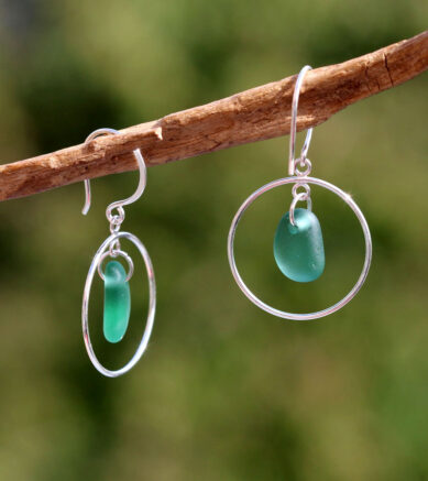 Ohrringe / Creolen aus 925 Sterling Silber mit Seeglas / Strandglas in Petrol