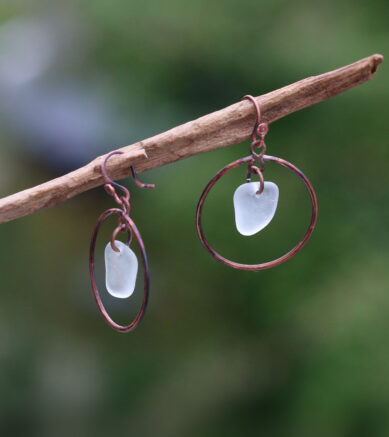 Creolen aus geschmiedetem Kupfer mit Seeglas / Strandglas in Weiß