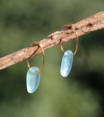 Kleine Creolen in Gold-Vermeil-Stil mit Seeglas / Meerglas in Aqua - Meeresbrise