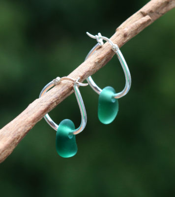 Ohrringe / Creolen aus 925 Sterling Silber mit Seeglas / Strandglas in Petrol