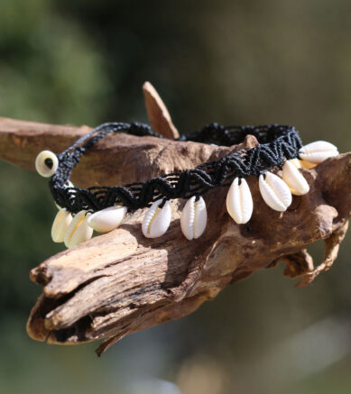 Makramee-Fußbändchen als Welle geknotet mit kleinen weißen Cowrie-Muscheln