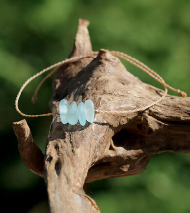 Zartes Fußbändchen mit meerschaumfarbigem Seeglas / Meerglas / Strandglas