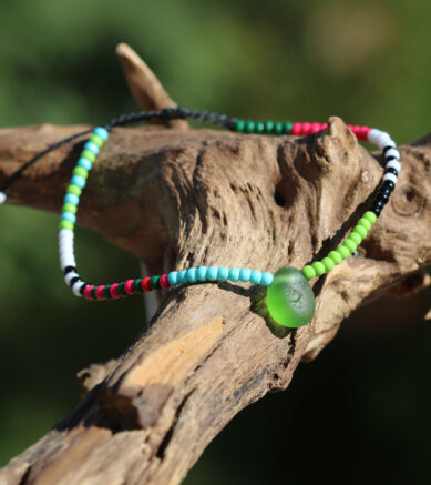 Fußbändchen mit Seeglas / Meerglas / Strandglas und kleinen bunten Rocailles - Glasperlen