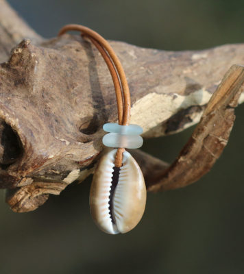 Halskette / Halsband, Lederband mit Kaurimuschel und Seeglas / Meerglas