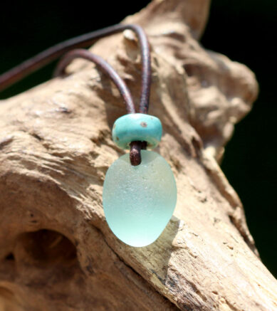 Schmuck - Lederband mit Ethno-Perle und Seeglas, Meerglas, Keramikperle, Halskette, türkis
