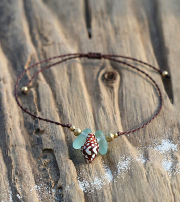 Königin von Taka Tuka - sehr zartes Armbändchen mit Muschel und Strandglas
