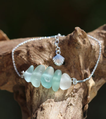 Armband aus 925 Sterling Silber mit Seeglas / Strandglas und Verlängerungskette mit Muschel