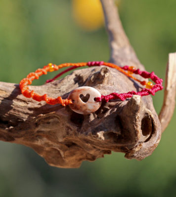 Makramee-Armband mit Strandstein / Kieselstein mit Herz, als Spirale geknotet. Schmuck aus Kieselsteinen.