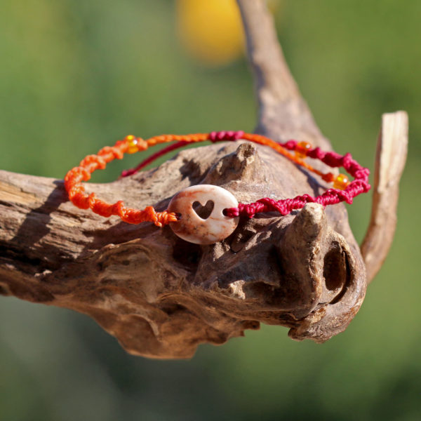 Makramee-Armband mit Strandstein / Kieselstein mit Herz, als Spirale geknotet. Schmuck aus Kieselsteinen.