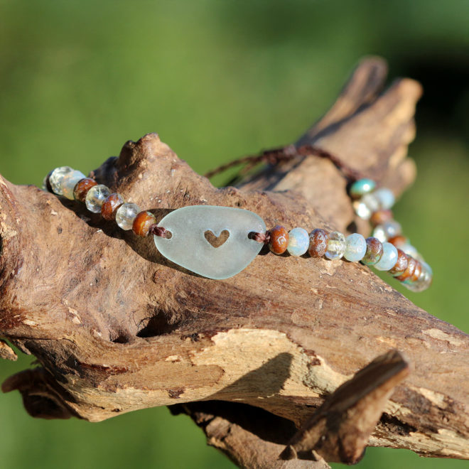 Armband mit Seeglas / Meerglas und Herz, böhmische Perlen. Schmuck aus Strandgut
