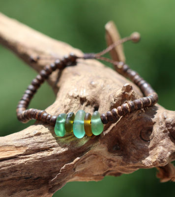 Armband Dschungelkind, Seeglas / Meerglas in Grün / Braun mit Kokosnussperlen