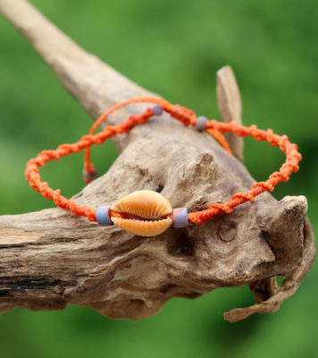 Makramee - Armband mit Cowrie - Muschel in Orange und Ethnoperlen.
