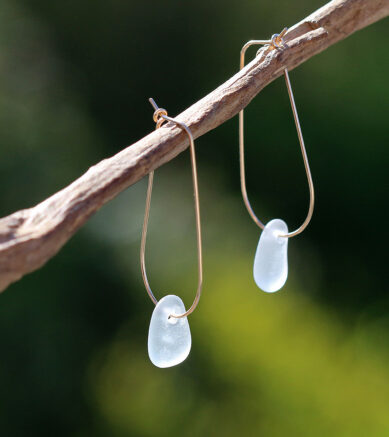 Creolen Sanftmut, 14K vergoldet, mit Seeglas / Meerglas in Weiß.