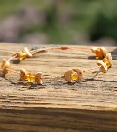 Armband mit Perlen aus Bernstein und Halbmonden aus Kokosnuss - Mondlicht