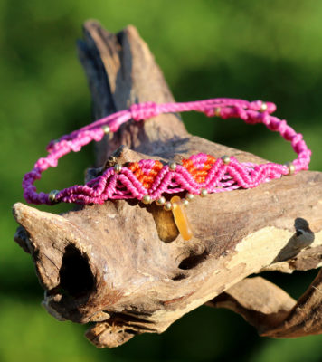 Ethno - Makramee - Armband mit Strandglas / Seeglas in Orange / Pink - Schmuck aus Meerglas