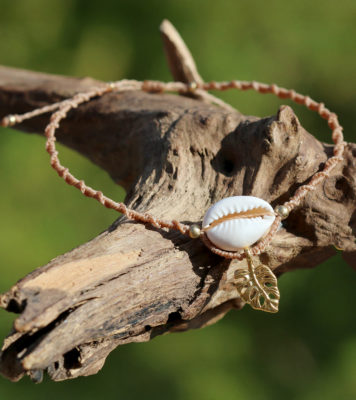 Makramee-Fußbändchen mit Kaurimuschel und Monstera - Schmuck aus Strandgut