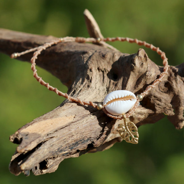 Makramee-Fußbändchen mit Kaurimuschel und Monstera - Schmuck aus Strandgut