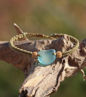 Armband Salty Soul - Makramee in Mossgruen mit Strandscherbe / Seeglas in Türkis und Ethnoperlen