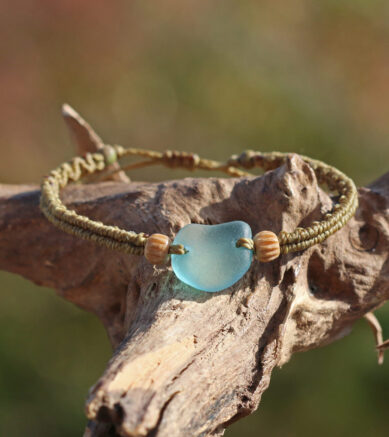 Armband Salty Soul - Makramee in Mossgruen mit Strandscherbe / Seeglas in Türkis und Ethnoperlen