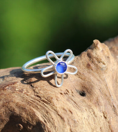 Ring aus 925 Sterling Silber, Blume, Seeglas / Strandscherbe in Blau
