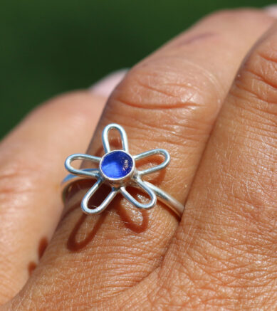 Ring aus 925 Sterling Silber, Blume, Seeglas / Meerglas / Strandglas in Blau