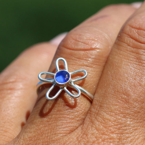 Ring aus 925 Sterling Silber, Blume, Seeglas / Meerglas / Strandglas in Blau