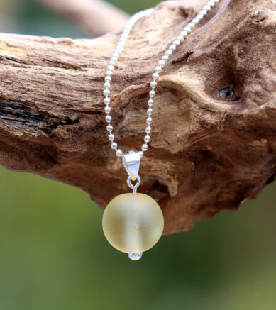 Selbstgemachter Schmuck aus Seeglas / Strandgut - Seeglas-Murmel mit Kugelkette aus 925 Sterling Silber