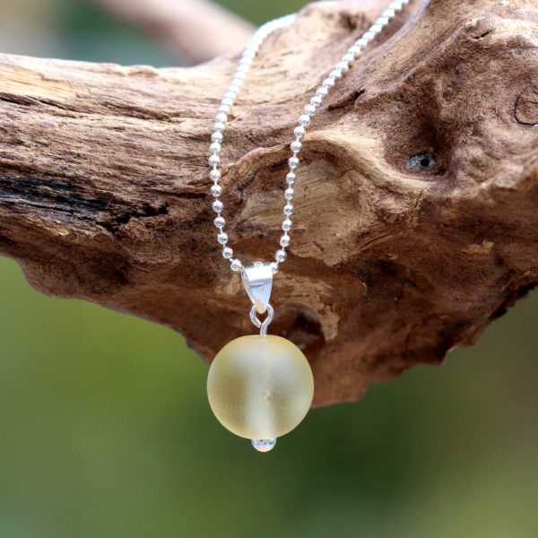 Selbstgemachter Schmuck aus Seeglas / Strandgut - Seeglas-Murmel mit Kugelkette aus 925 Sterling Silber