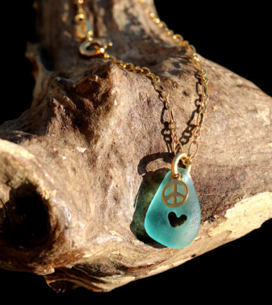 Hippie - Schmuck Imagine - Halskette Peace & Love. Strandscherbe in Türkis mit Herz und Peacezeichen.