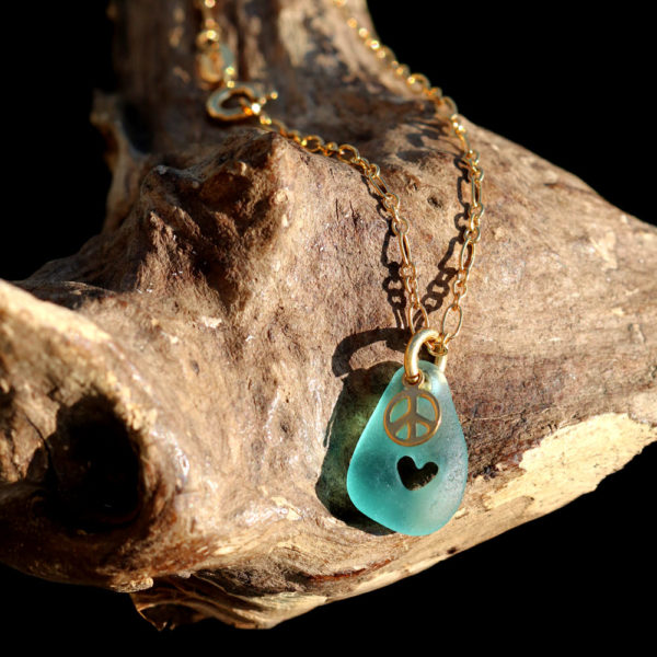 Hippie - Schmuck Imagine - Halskette Peace & Love. Strandscherbe in Türkis mit Herz und Peacezeichen.