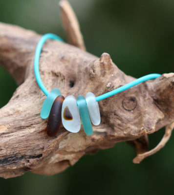 Lederband in Türkis mit Verschluss mit Strandgut - Strandglas / Strandglas in Braun und Türkis