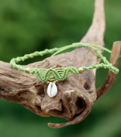 Makramee - Fußbändchen im Hippie-Style mit Wellen und Kaurimuschel in Lindgruen