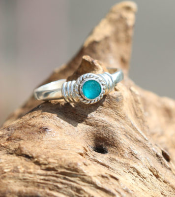 Ring aus 925 Sterling Silber, einstellbar, mit Seeglas / Meerglas in Türkis.