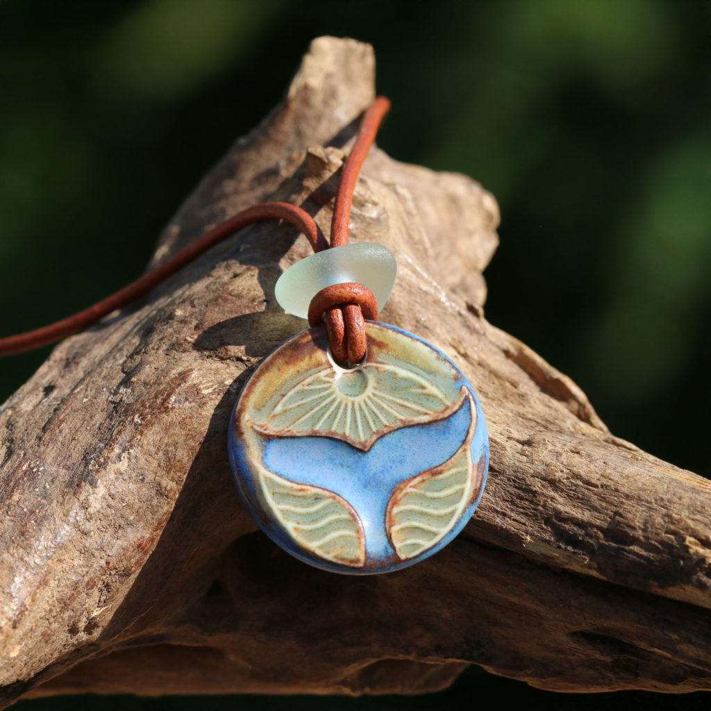 Schmuck aus Keramik, Halskette Meerjungfrau mit Seeglas / Strandglas am Lederband.