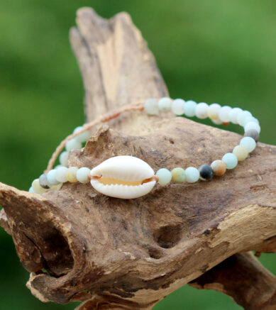Armband mit Kaurimuschel und kleinen Edelstein - Perlen / Amazonit. Schmuck aus Strandgut