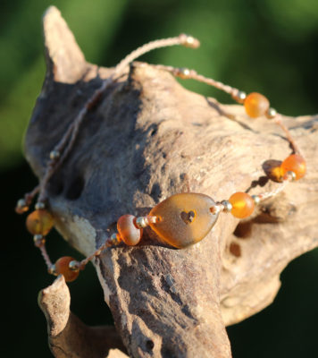 Armband mit Strandscherbe / Seeglas mit gebohrtem Herz und Bernstein - Schmuck aus Strandgut
