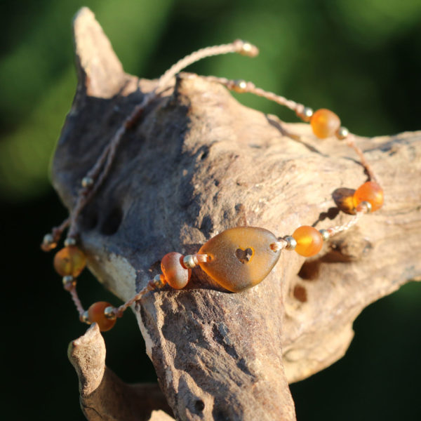 Armband mit Strandscherbe / Seeglas mit gebohrtem Herz und Bernstein - Schmuck aus Strandgut