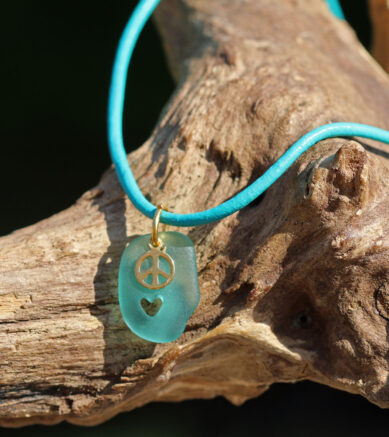 Peace & Love. Seeglas in Türkis mit handgebohrtem Herz, Peacezeichen aus 925 Sterling Silber. Lederband