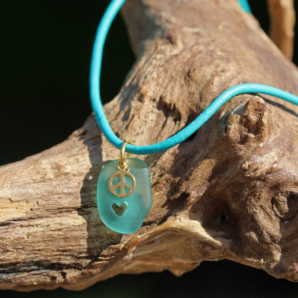 Peace & Love. Seeglas in Türkis mit handgebohrtem Herz, Peacezeichen aus 925 Sterling Silber. Lederband