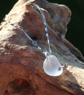 Halskette mit Strandscherbe, zweifarbig, lila / weiß, an Kette aus 925 Sterling Silber