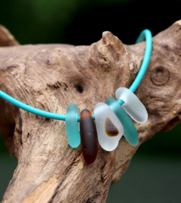 Lederband in Türkis mit Verschluss mit Strandgut - Strandglas / Strandglas in Braun und Türkis