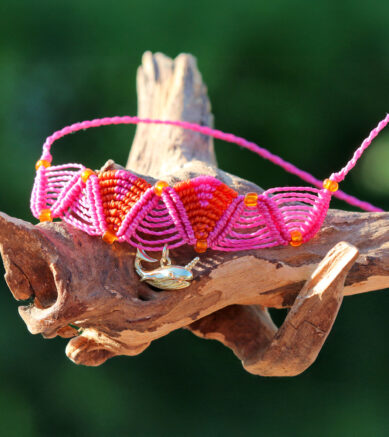 Makramee-Halskette Narwal - Einhorn des Meeres. Pink-Orange