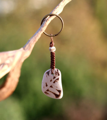 Schlüsselanhänger / Taschenanhänger Blatt aus Strandkeramik / Meerkeramik, Makramee