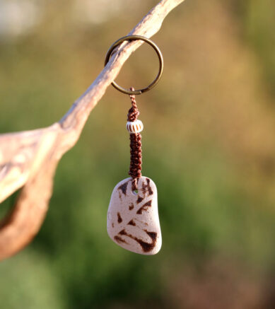 Schlüsselanhänger / Taschenanhänger Blatt aus Strandkeramik / Meerkeramik, Makramee