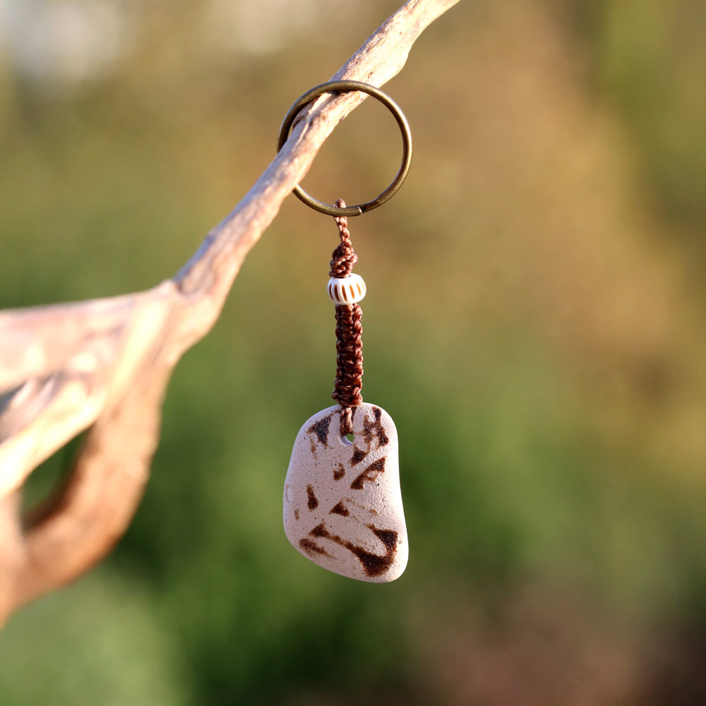 Schlüsselanhänger / Taschenanhänger Blatt aus Strandkeramik / Meerkeramik, Makramee